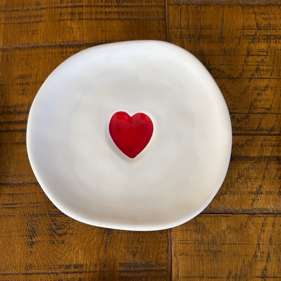 Williams Sonoma set of 8 White Plate with Red Heart - Picture 2 of 7